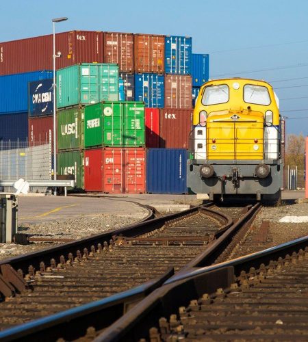 S_RAILTRANSPORT_2_TB Group of Logistics, GVT, verbindt Brabant met China.
De Nieuwe Zijderoute leidt naar Tilburg.
Tilburg is uitgegroeid tot de logistieke Topregio van ons land. De stille kracht achter deze ontwikkeling is GVT Group of Logistics. Met een eigen distributienetwerk, eigen warehouses, eigen Barge Terminals en eigen Railterminals. Van daaruit zorgt GVT voor een directe verbinding tussen Tilburg en Chengdu in China waar het binnenkort een Holland House opent. Met GVT ter land, ter zee en in de lucht.
